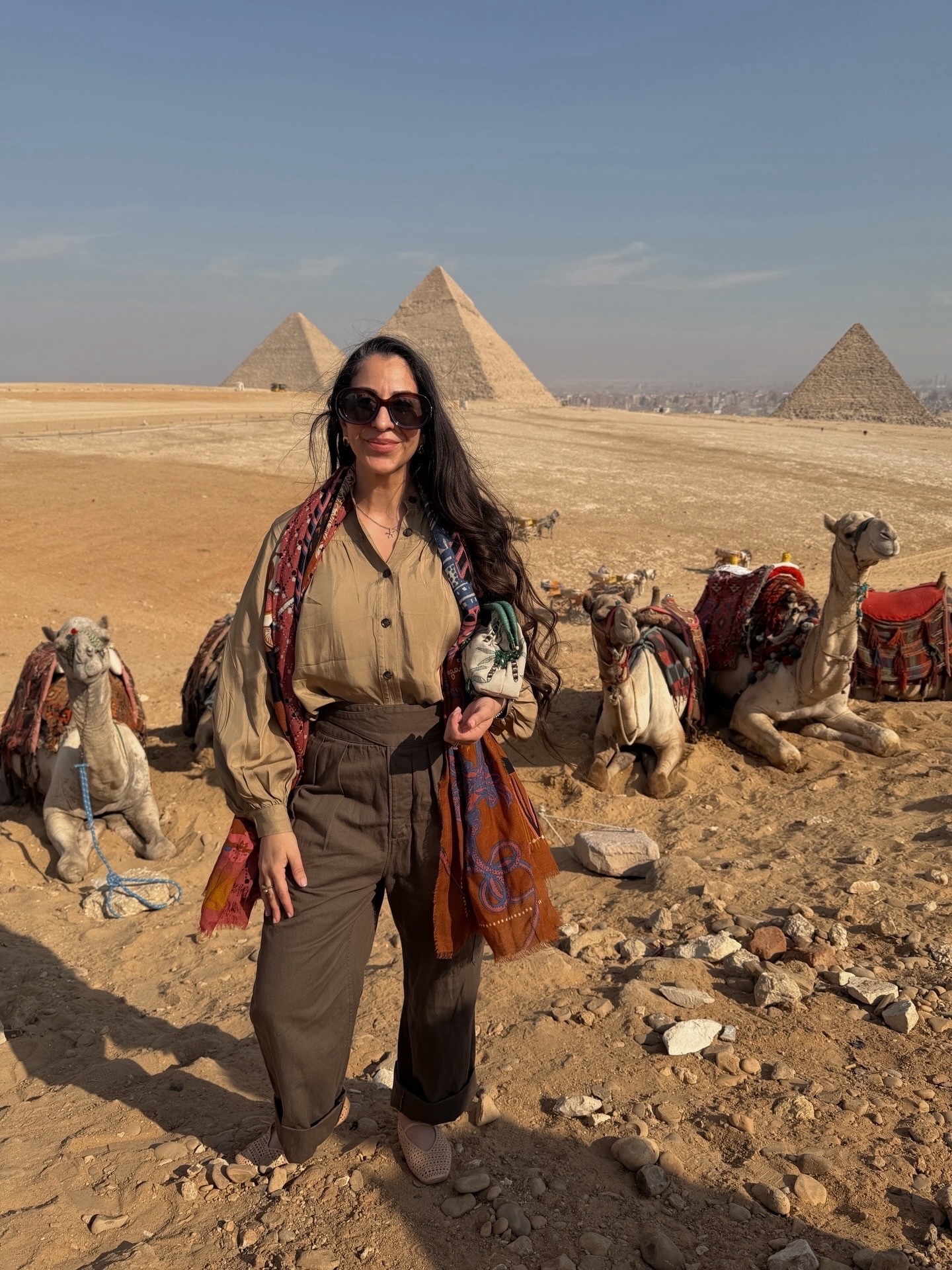 Swipe for proof that one strong photo requires patience, persistence, and camels who absolutely do not care about your angles. The theme was 1920’s King Tut explorer all thanks to carefully chosen Banana Republic linen and rayon blends that provided enough warm while still being breezy. 
•
#pyramids #cairo #giza #desertfashion #ootd