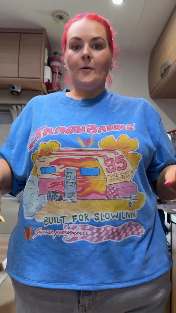 Part time pink nomad fit check ⛺️

👕 @maku_thelabel 

🔗 Outfit linked in my LTK (bio link)

#caravanbaddie #caravan #caravanlife #vanlife #jayco #plussizeblogger #plussize #curvyblogger #plussizestyle #plussizefashion #curvystyle #curvy #curvyfashion #holiday