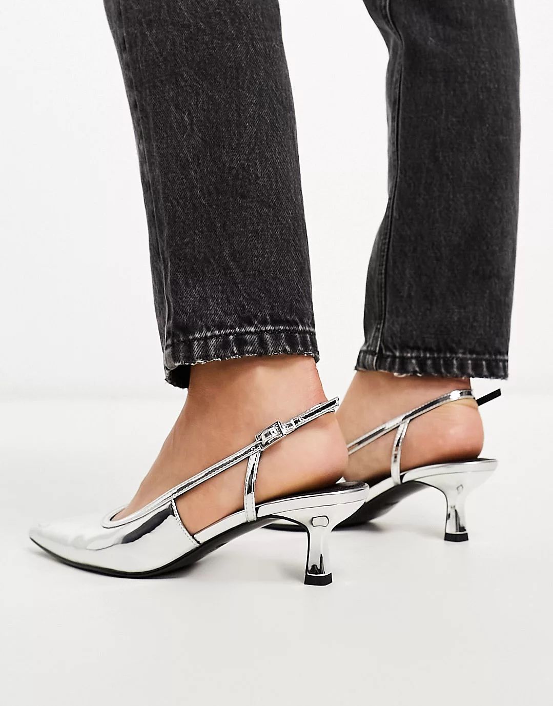 ASOS DESIGN Wide Fit – Strut – Schuhe in Silber mit Fersenriemen und Kitten-Absatz, weite Pas... | ASOS (Global)