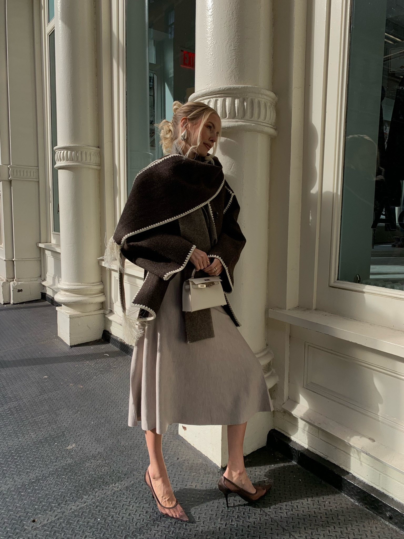 NY in Toteme cape, mini Kelly & Saint Laurent heels 👜