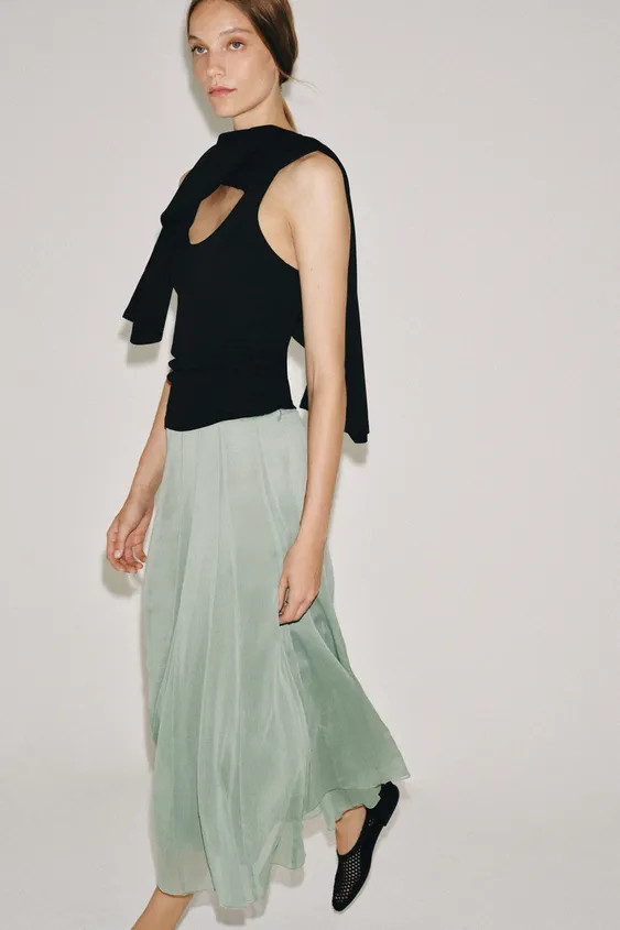 ZARA WOMAN COLLECTIONMid-rise midi skirt. A-line flared hem. Side zip closure hidden in seam. | Zara US