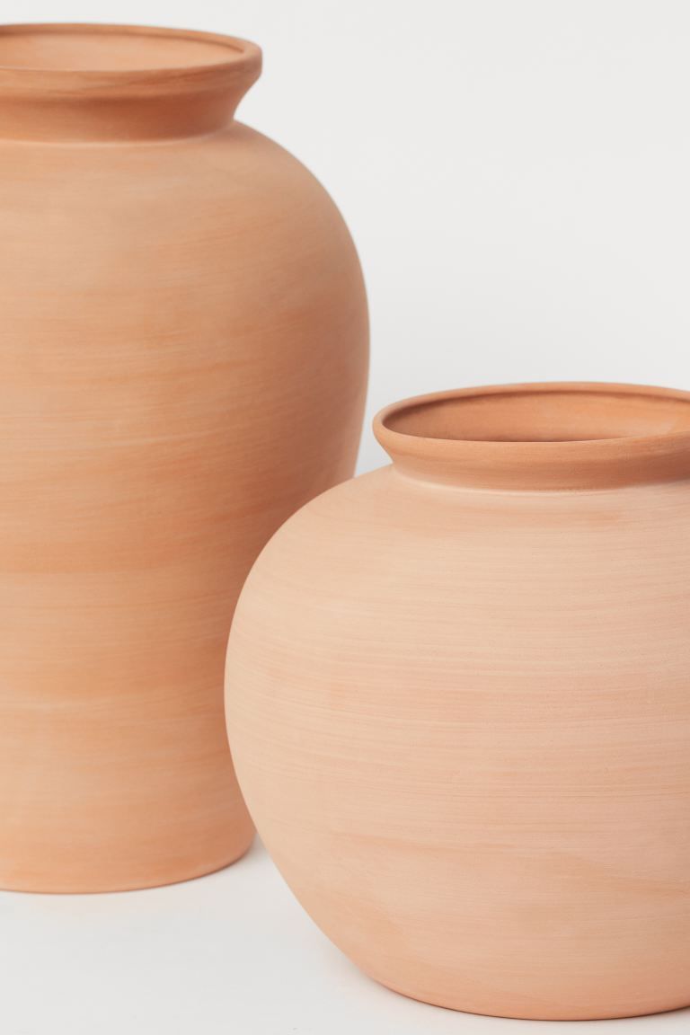 Large terracotta vase designed for dried flowers. Terracotta is not watertight. Diameter at top a... | H&M (US)