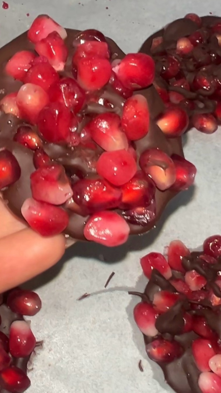 Finally made the Dark Chocolate
Pomegranate Clusters and they are so delicious!🤤🙌🏽😋🍫
l used Melted Dark Chocolate, Pomegranate Seeds, Himalayan Pink Salt and let it sit in the freezer for 20 minutes!🥰❤️
#pomegranate
#pomegranateclusters #darkchocolate #pomegranatechocolate #healthydessert 

#LTKHome #LTKdayinmylife #LTKfoodie