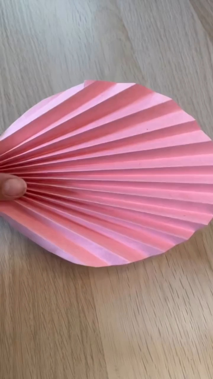 DIY paper palm spears pampas boho decor

-Paper you can use 
 • Construction paper
 • Cardstock paper 
 • Gift wrapping paper 
 • Copy paper 
-scissors
-double sided tape
-vase 

#DIY #party #boho #partydecorations #babygirlparty party decorations