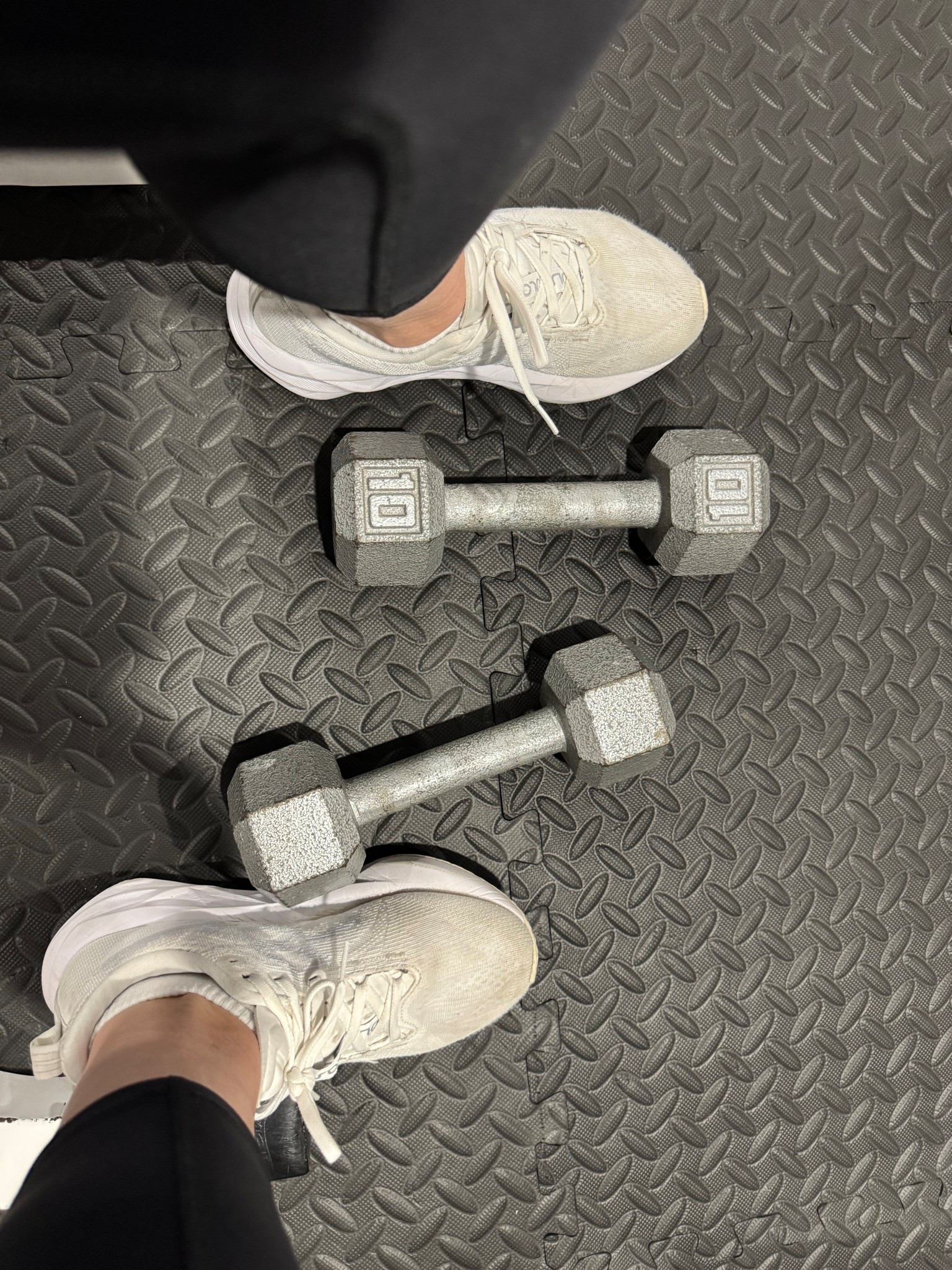 Morning movement > motivation 🤍
Starting my day with light weights + comfy sneakers that actually support my workouts. These are perfect for walking, lifting, and everyday mom life. Linked my exact pair 💪🏼

#LTKfitnessgoals #LTKActive #LTKdayinmylife