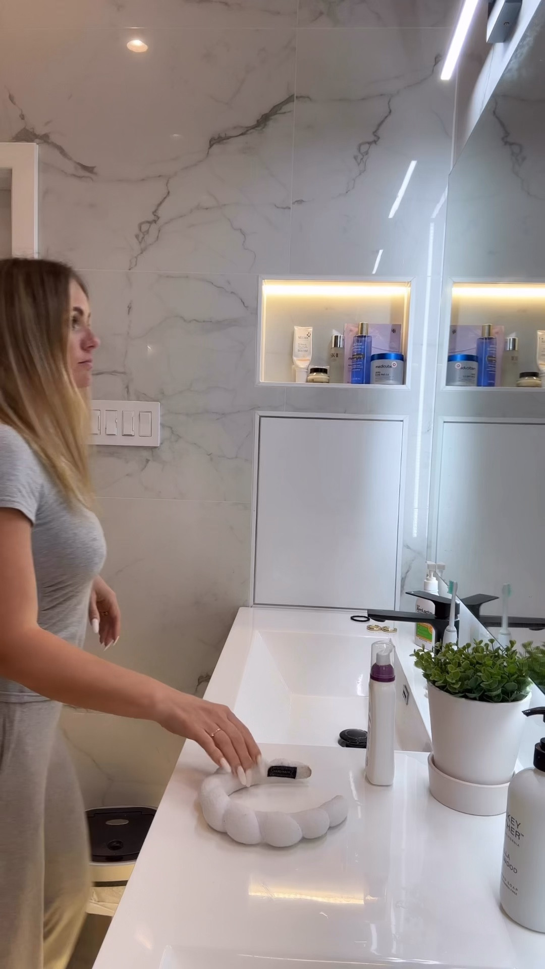 My evening skincare routine
Products I used today:
Headband
Facial cleanser
Cleansing sponges
Eye makeup remover
Face towels 
Essence for hydration
Collagen mask ✨

#LTKdayinmylife #LTKBeauty #LTKgrwm