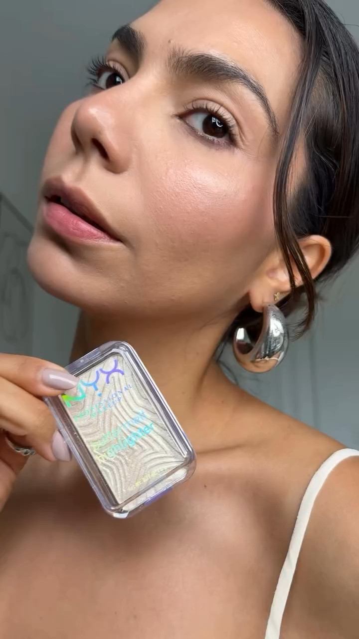 Esse iluminador deixa a pele luminosa na medida certa, sem parecer exagerado. Perfeito para aquele efeito “pele saudável que brilha naturalmente”💫
@nyxcosmetics link LTK 

Me segue para mais dicas de maquiagem, reviews sinceras e truques que fazem diferença na pele. 💄✨

#nyx #iluminador #maquiagem