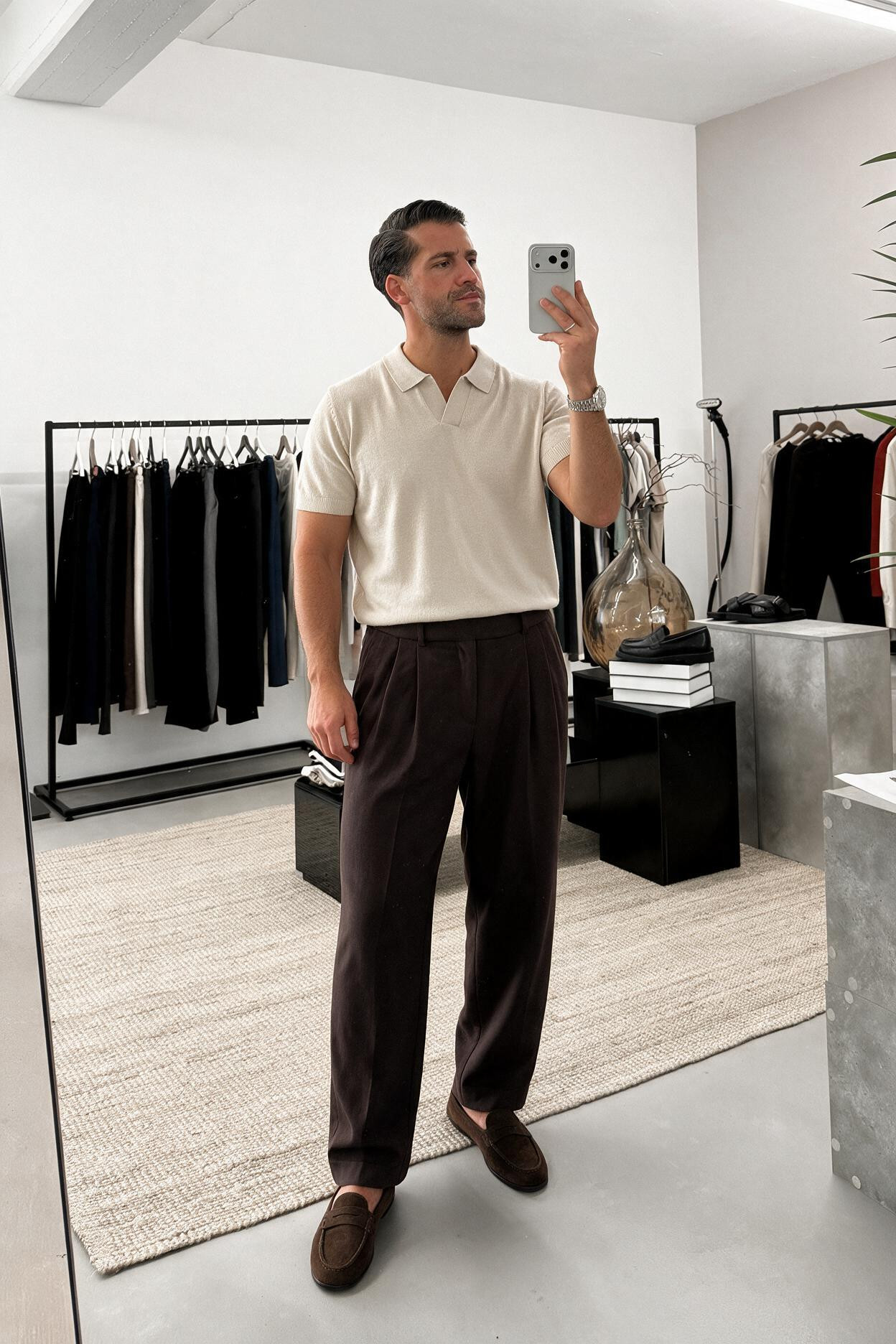 Smart Casual Look für den Sommer – cremefarbenes Strickpolo, braune Bundfaltenhose mit weitem Bein & Wildleder-Loafer. Zeitlos, elegant & easy nachzustylen. Alle Teile & Alternativen direkt hier shoppen!

#LTKdeutschland #LTKeurope #LTKherren