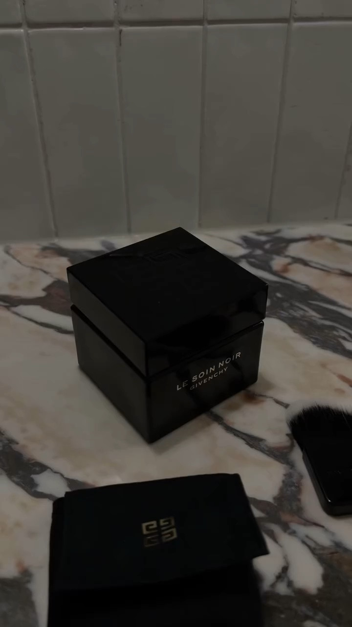 I had to buy the new Givenchy mask🫶🏻🖤 

#givenchybeauty #givenchylesoinnoir