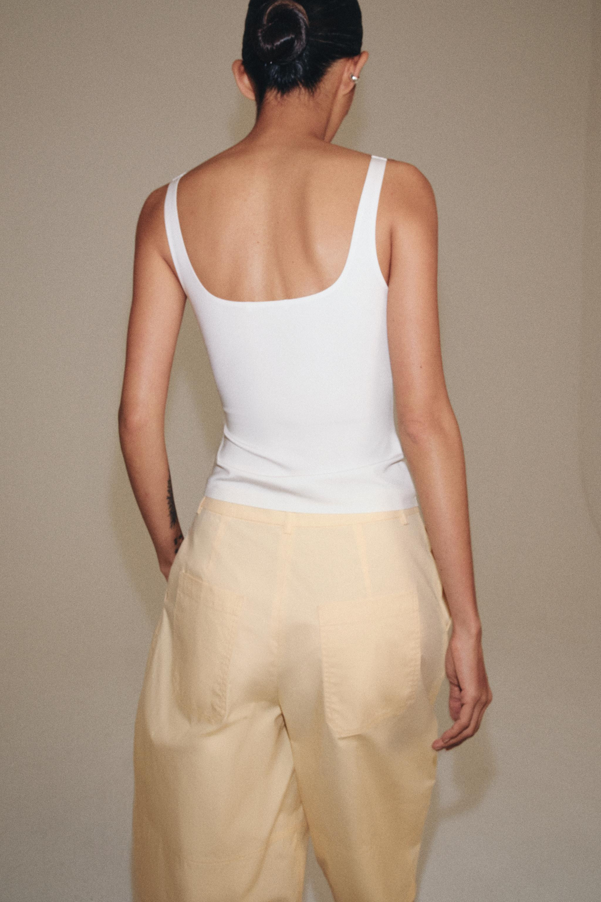 Top aus Polyamid-Garn. Mit Rundhalsausschnitt und feinen Tr\u00e4gern. Gerader Saum. | Zara DE