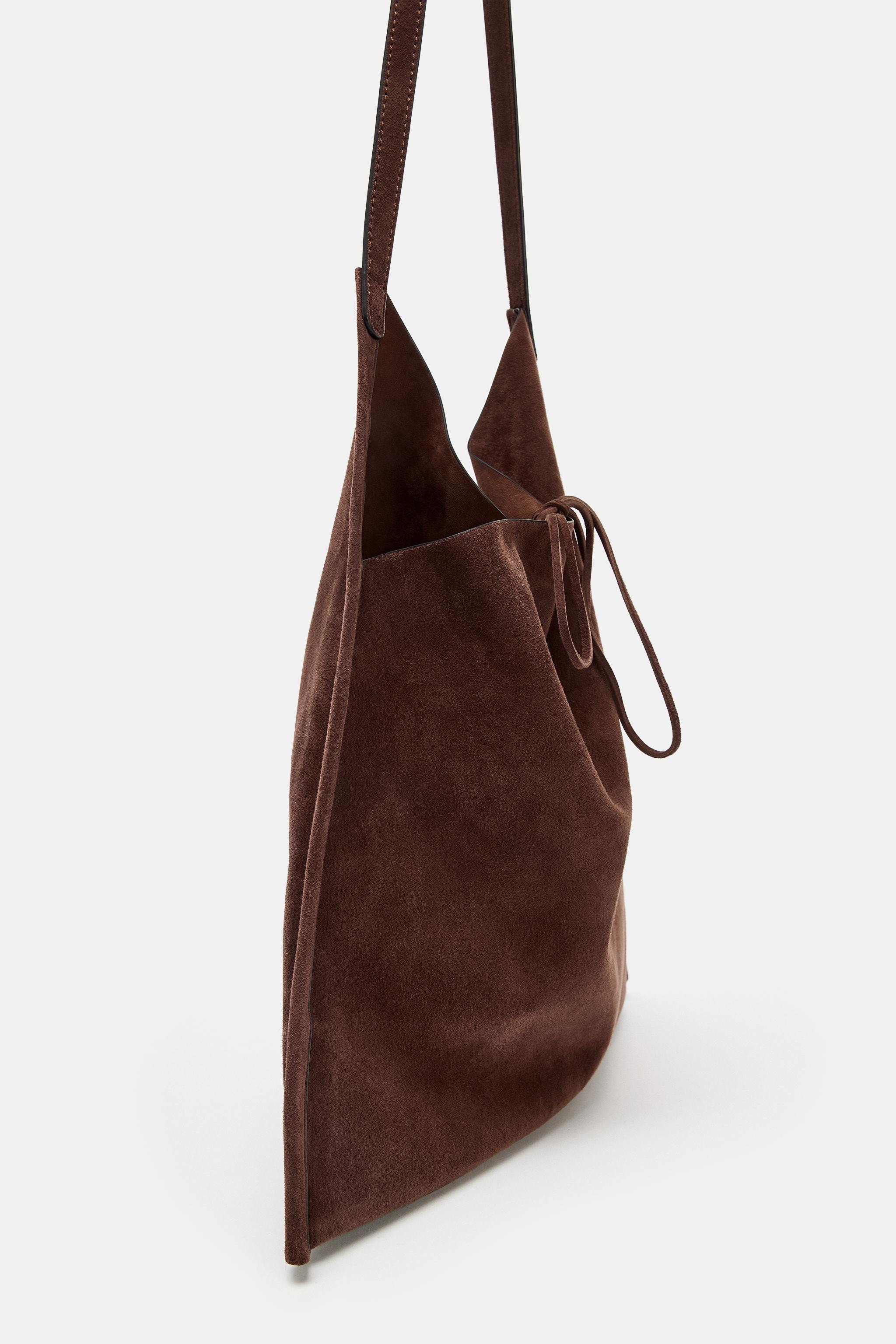 Flat leather bag. Shoulder strap. Bow closure.Height x Length x Width: 13.8 x 13.0 x 0.4 inches (... | Zara US