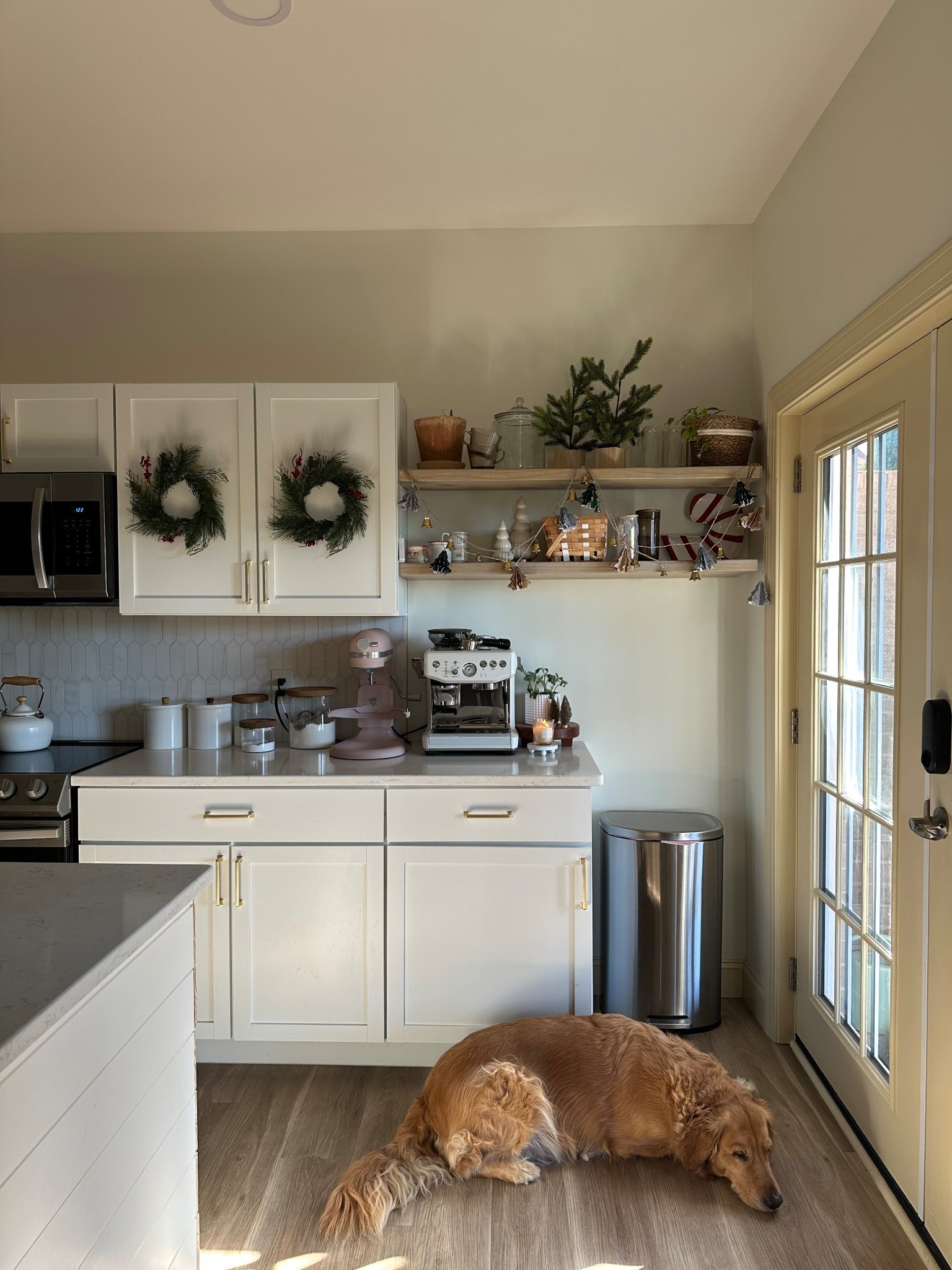 A cozy Christmas coffee corner 🎅🏼✨☕️🫶🏼🐶🎄



#LTKHoliday #LTKHome #LTKSeasonal
