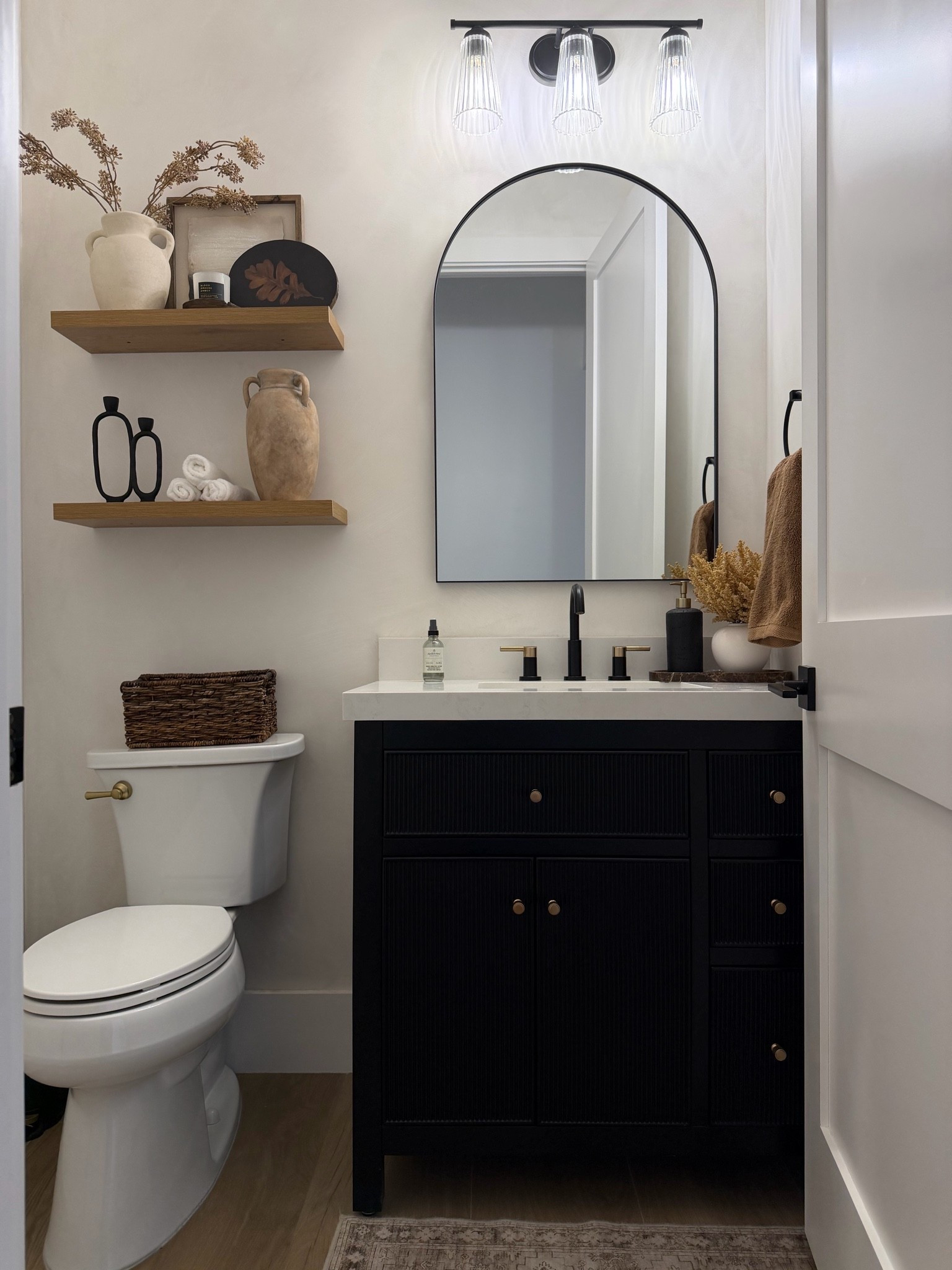 Moody bathroom,fall accents, neutral,organic,texture,champagne bronze,arch mirror,bathroom shelf decor inspo