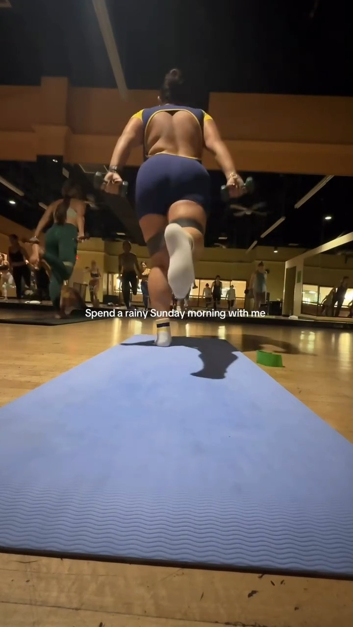 Missed my Sunday Pilates routine 

Also this shorty suit from @setactive 😮‍💨

#pilatesworkout #pilatesoutfit #creatorsearchinsights #cutegymclothes #journeytobecomeskinny