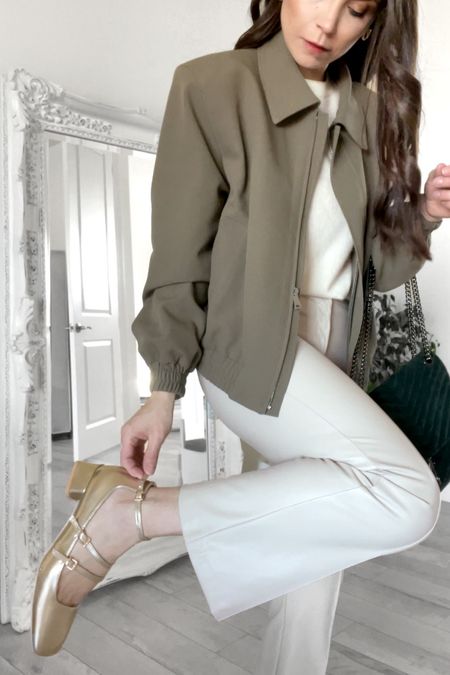 Gold shoes outfit ☕️

Neutral outfit, green bomber jacket, gold Mary Jane shoes, workwear, cute Mary Jane shoes, gold square toe shoes, gold block heel shoes  

#LTKworkwear #LTKshoecrush #LTKstyletip