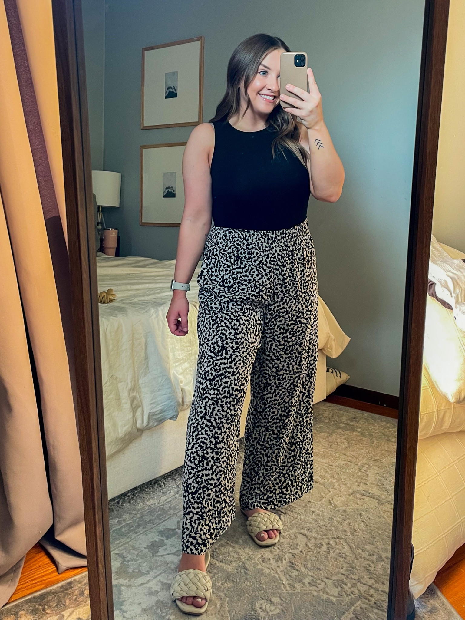 Absolutely loveeeee these pants! They are supposed to be cropped but fit me in length perfectly! 

I am 5’ ! 
Wearing a medium in pants 