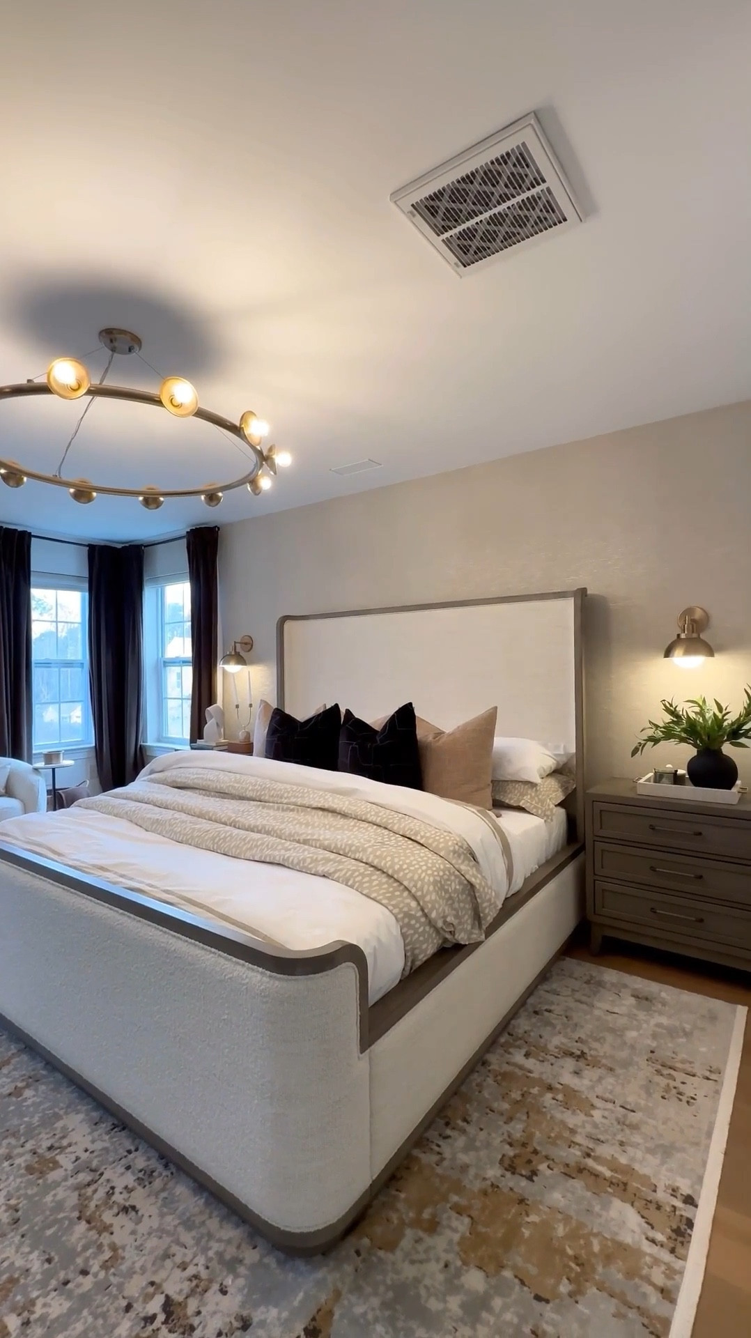 A closer look at how this neutral wallpaper transforms this room 

#LTKSaleAlert #LTKHome