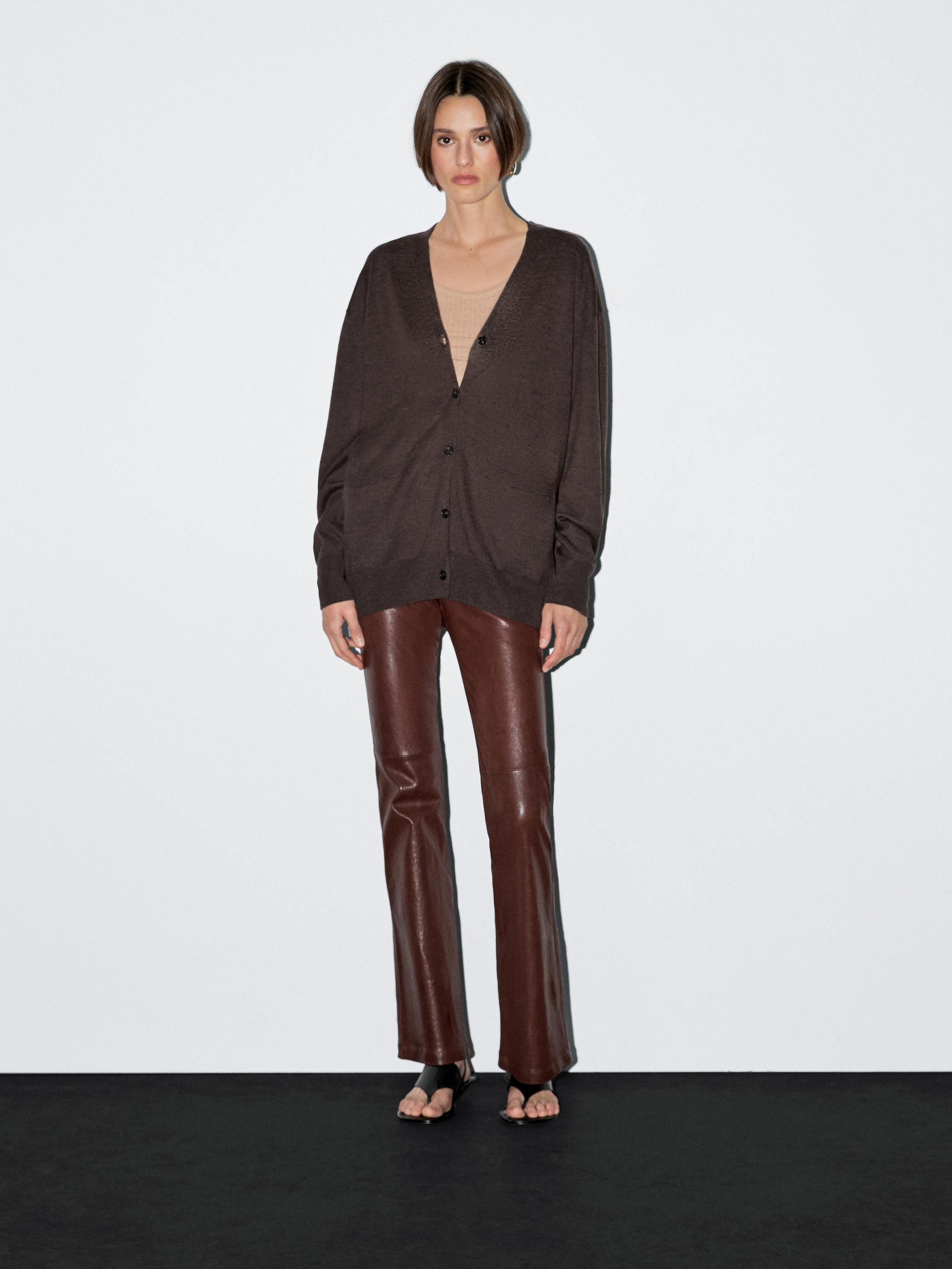 Langer Strickcardigan aus Leinenmischgewebe · Schokoladenbraun · Tops Und Andere Kleidungsstüc... | Massimo Dutti DE