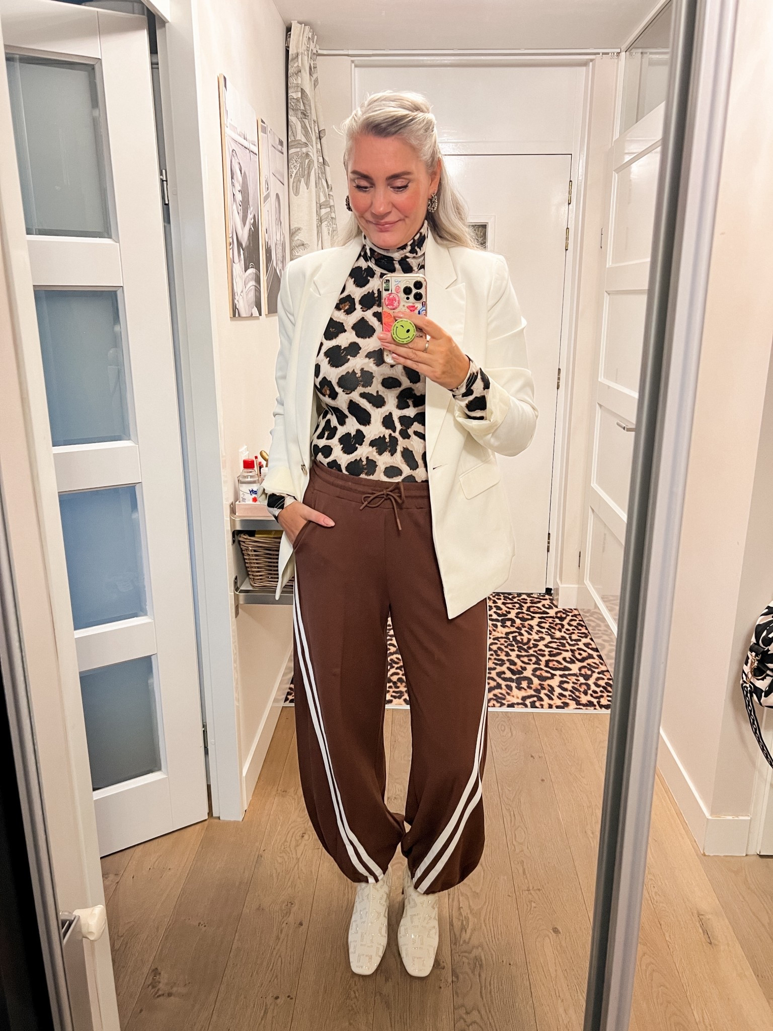 OOTD - woensdag. Een tall blazer in gebroken wit van LTS over een leopard print top met lange mouwen (oud) en bruine sportieve broek van Shoeby (M) en enkellaarsjes met Strass (La Strada, tts). 



#LTKstyletip #LTKeurope #LTKnederlands