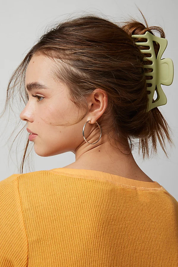 Out From Under Mable Matte Mega Claw Clip | Urban Outfitters (US and RoW)