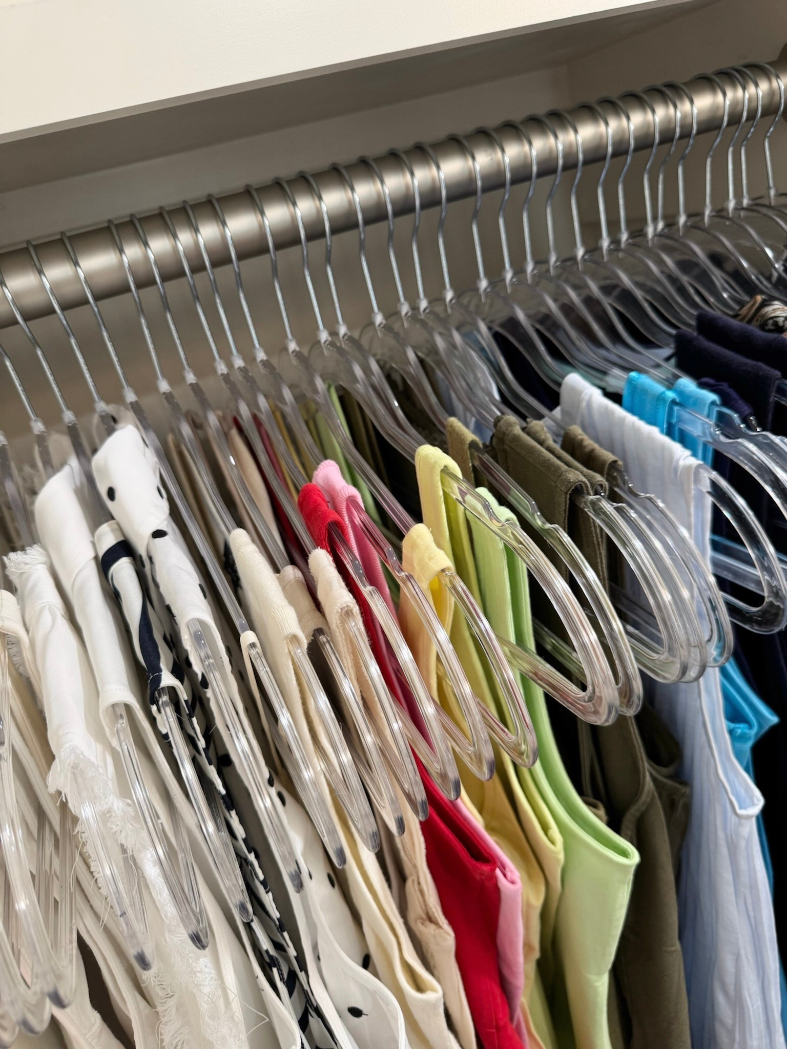 A new favorite product has entered the chat 🙌🏼. We are so obsessed with the way these clear hangers let your clothes be the start of the closet. Comment “shop” to get the link to shop them! 