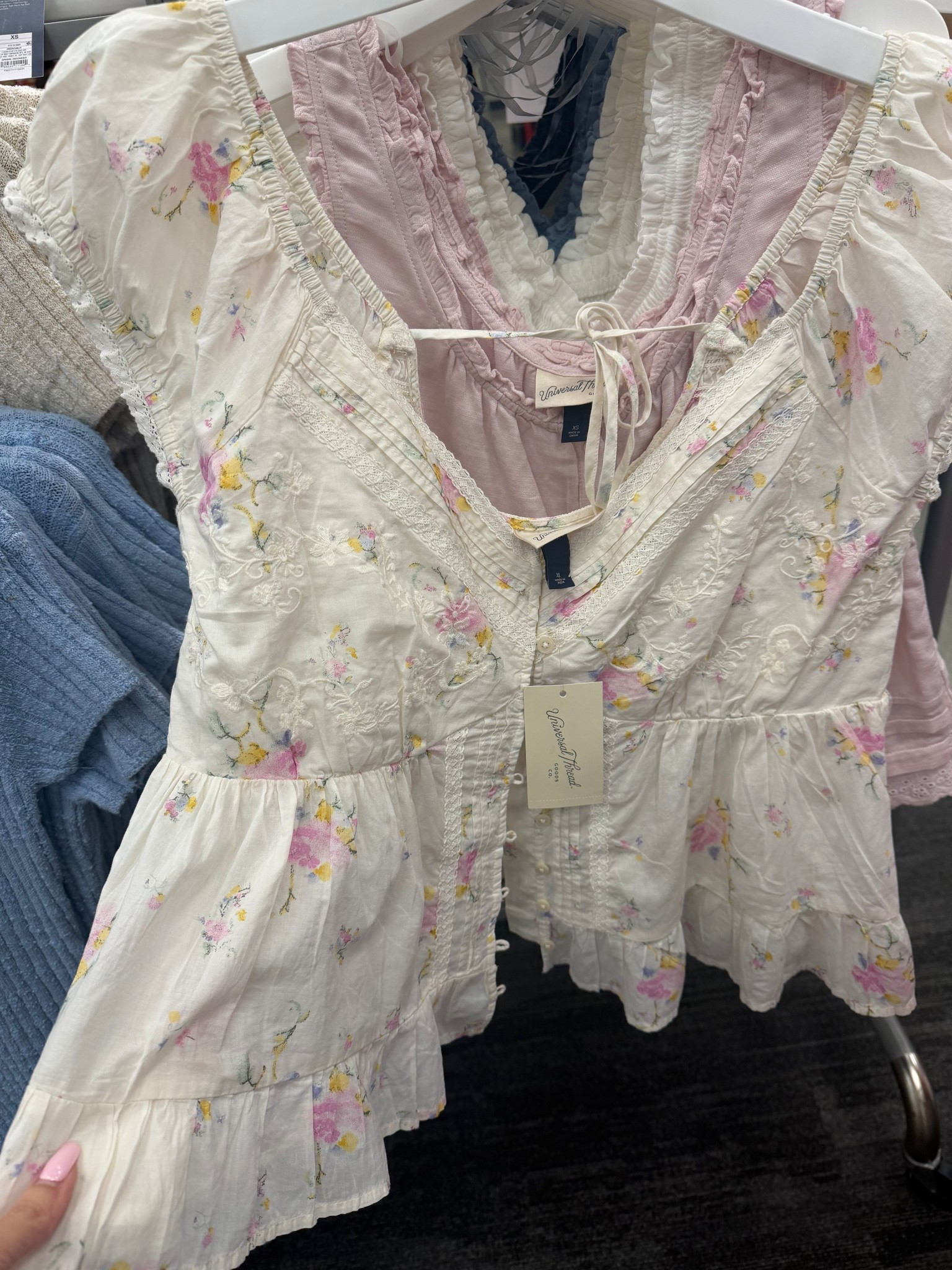 Fluttery floral tops coming in hot! Runs big, go a size smaller then usual! 