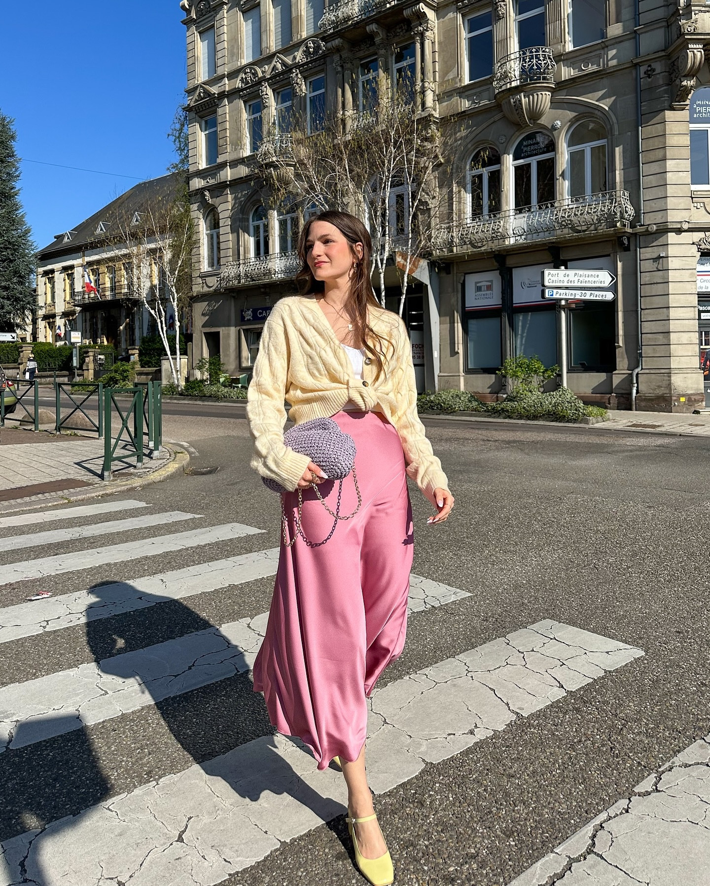 Vanilla strawberry [again 🙊] 🍦
Un combo de couleurs que j’aime beaucoup trop 💛🩷 vous préférez cette version ou la version avec le jeans postée le 3 avril sur mon compte ? 🤔
[outfits details tagged, any question, dm me 🫶🏻]
•
•
•
•
Pastel outfit idea, spring style, tendance printemps, style printemps, spring inspo #springoutfitideas #springoutfitinspo #frenchgirlstyle #backlesstop #springinspo #parisianstyle #parisiennechic #pasteloutfits
