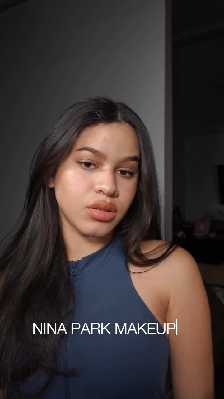 Nina park makeup tutorial🤎✨
ame mucho este look !

Productos que use :
@saiebeauty glowy sper gel & powder brush
@patricktabeauty foundation
@merit bronzer
@anastasiabeverlyhills blush serum
@hauslabs concealer
@lacolorscosmetics eyeliner
@elfcosmetics mascara
@nyxcosmetics lip liner
@maybelline superstay lipstick
@diorbeauty Backstage Glow Maximizer Face
Palette
@hudabeauty easy bake / concealer brush
@danessamyricksbeauty freedom palette
@ninapark 
#ninaparkmakeup #ninapark #makeuptutorials #grwmmakeup