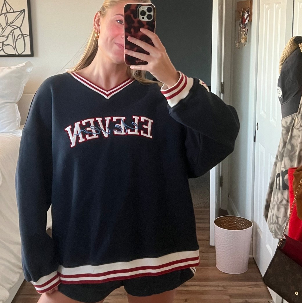 ELEVEN ELEVEN fav 

Wearing a size large for an oversized fit 


#LTKStyleTip #LTKSeasonal #LTKTall