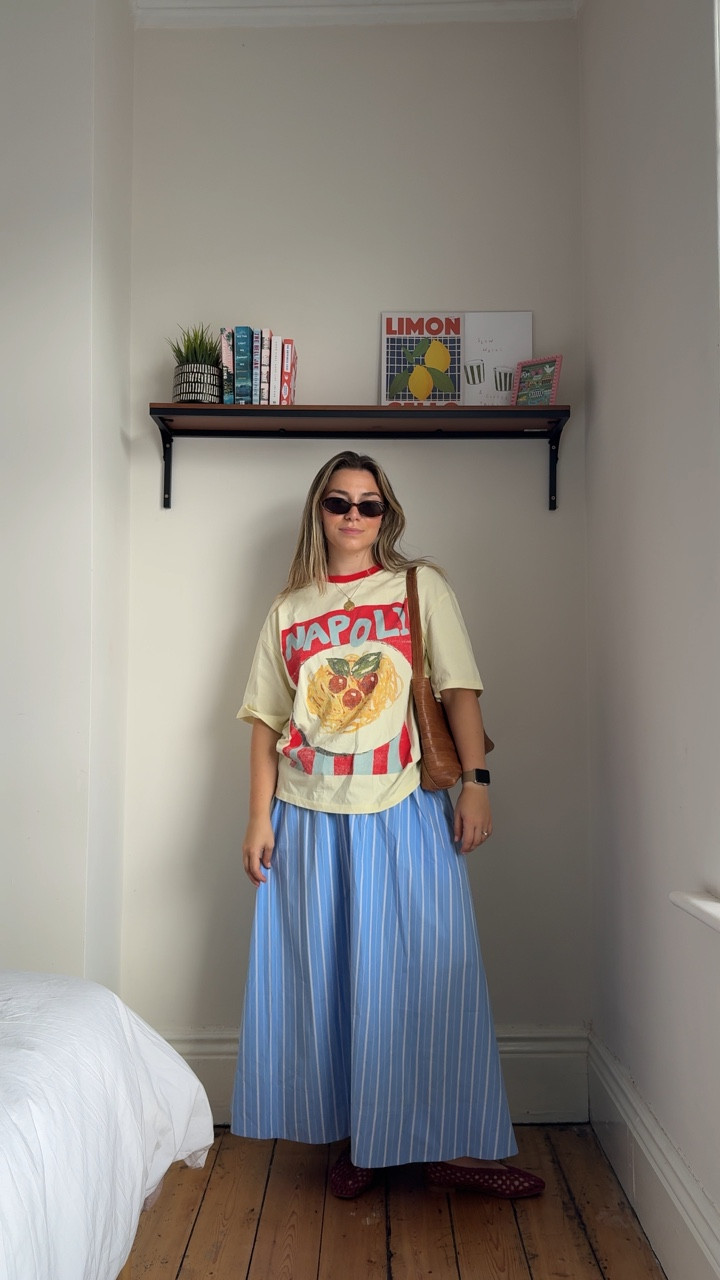 if you’re ever stuck styling a skirt, throw on an oversized tee & you’re sorted 🍋🫐

outfit:
skirt @arketofficial 
top & shoes @asos 
bag* @wearejoyn 
sunglasses @hm 

*Ad/gift

#outfitinspo #fashioninspo #ootdinspo #outfitideas #outfits #dailyoutfits #stylinginspo #styleinspo