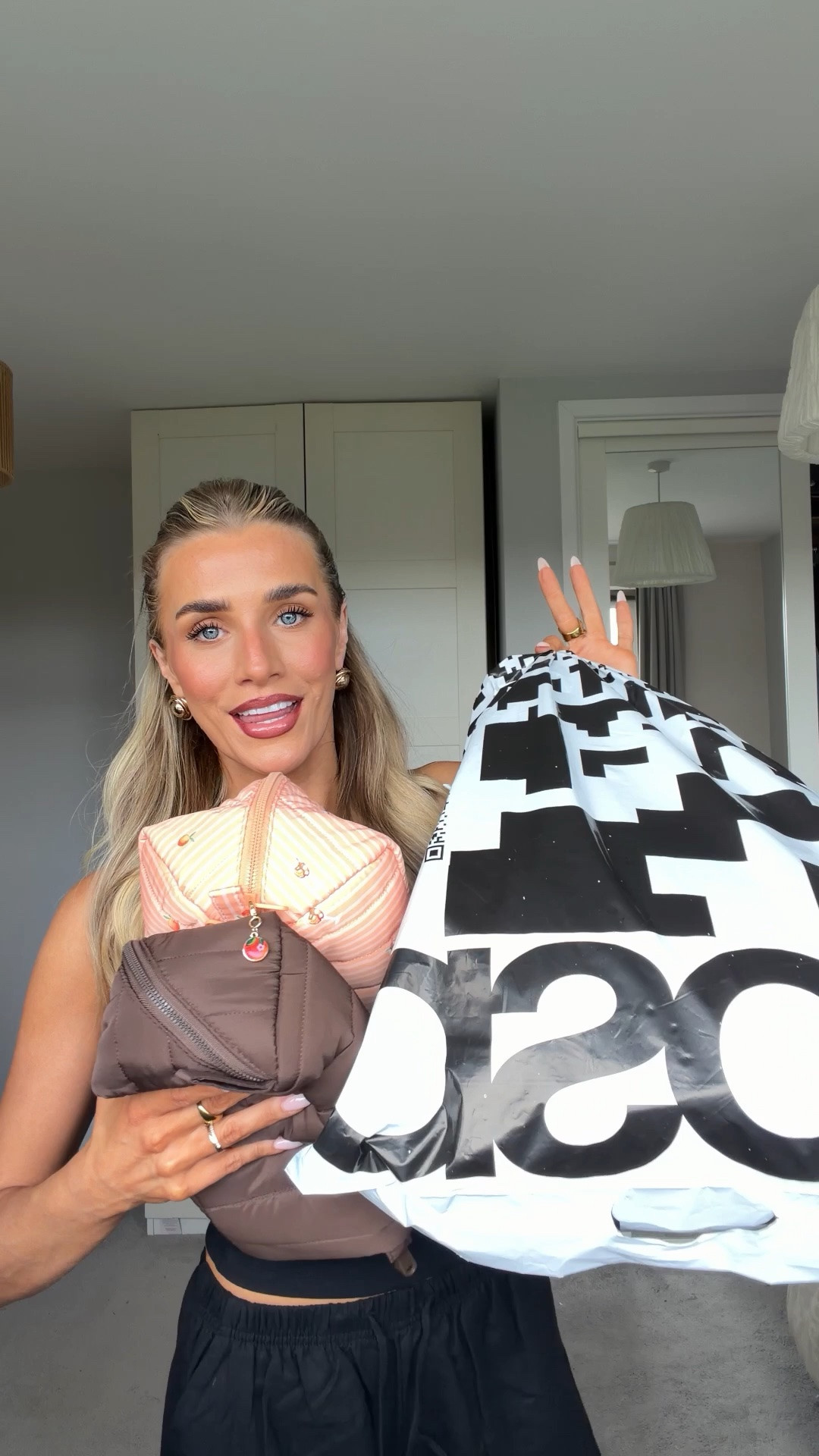 Holiday and random bits haul 🙊😘🩷🫶🏽

#LTKuk #LTKsummer #LTKunboxing