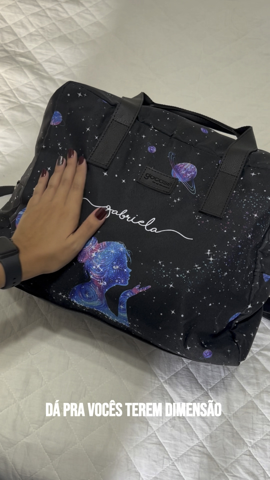 ✨ bolsa de viagem Joy  @gocasebr✨

▪️mala de mão perfeita.
◾️ espaço para roupas e sapatos.
▪️ bolsos organizadores internos.
▪️ alça regulável e removível, vem com ▪️ alça carona, que é uma faixa na parte de trás da mala que permite prender ela na mala de rodinhas. 
▪️novo acabamento ainda mais reforçado. 
▪️ tamanho dela é aceito como mala de bordo.

gostou? perfeita! cupom: GABBI

#gocasebr #malaviagem #bolsa

#LTKbrasil #LTKstyletip #LTKtravel