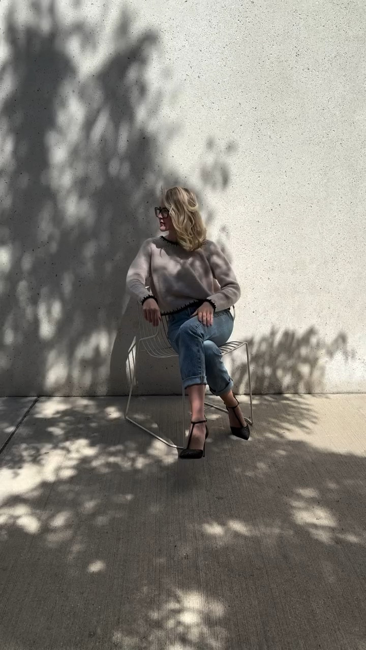 ad | Happy release for our #ccsweater 
@sinchens_knitwear x @pascuali_official 
Knitted with the one and only: #cashmerecharis 

Heute könnt ihr die Anleitung für den #CCSweater im @pascuali_official shop, auf Ravelry, in unserem shop und natürlich bei eurem Händler des Vertrauens kaufen! 

Der #CCSweater wird Top down in einem Stück ohne vernähen gestrickt! Gestartet wird mit dem Kragen, der Sattelschulter und geht danach in eine klassische Rundpasse über! 
Ihr könnt sowohl die Rumpflänge, als auch die Armlänge an eure Wünsche anpassen! Ist alles abgekettet wird mit einer Kontrastfarbe die besondere Borte angehäkelt! Keine Angst, dazu gibt es ein Videotutorial 🫶🏼! 

Die Anleitung ist sowohl in deutsch, also auch englisch erhältlich - weitere Sprachen folgen 🇩🇪🇬🇧🇫🇷🇩🇰

Die Cashmere Charis ist ein Traumgarn, das seines gleichen sucht! Nach der Wäsche pufft das Garn in voller Blüte auf und wird definitiv ein absoluter Lieblingssweater in eurem Kleiderschrank, den ihr jahrelang lieben werdet - versprochen!!!

#sinchens #knitwear #knitweardesign #strickenmachtglücklich #knit #handknit #strickliebe #strik #strikk #strikke #egostrik #strikkeinspirasjon #nevernotknitting #knittersgonnaknit #knittersofinstagram