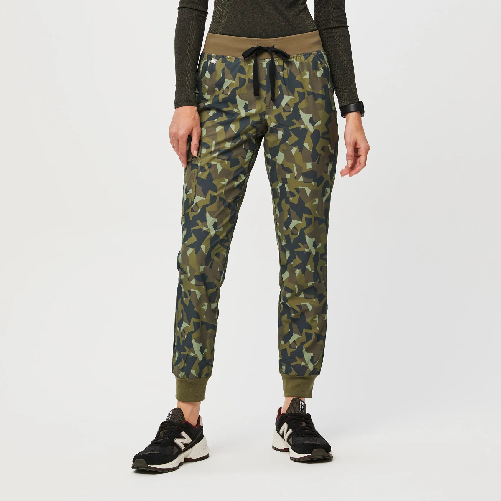 Women's Zamora FREEx™ Jogger Scrub Pants - Camo Martini Olive · FIGS | FIGS