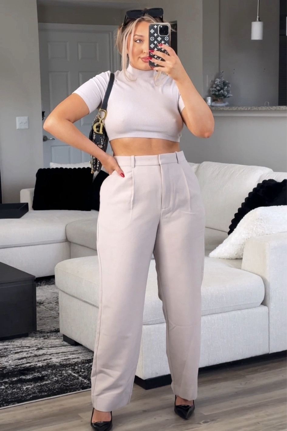 Monochromatic outfit info wearing Abercrombie curve love pants 🫶🏽
Wearing a size 31 but could have sized down to a 30 for a tighter fit (my measurements are Waist: 30 in
Hips: 45 in)
Wearing the color light taupe


#LTKmidsize #LTKstyletip