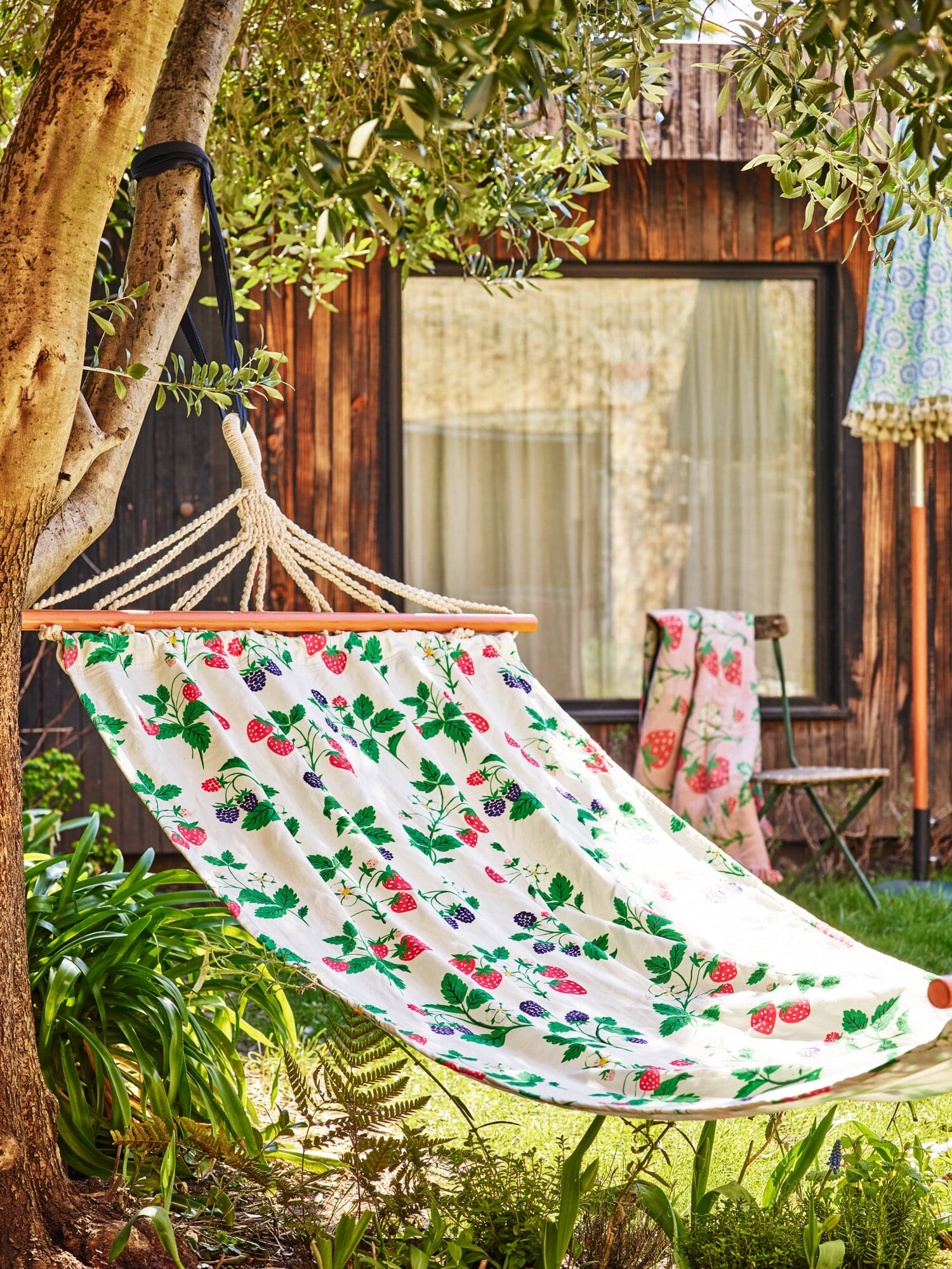 Strawberry White Garden Hammock | Oliver Bonas | Oliver Bonas (Global)