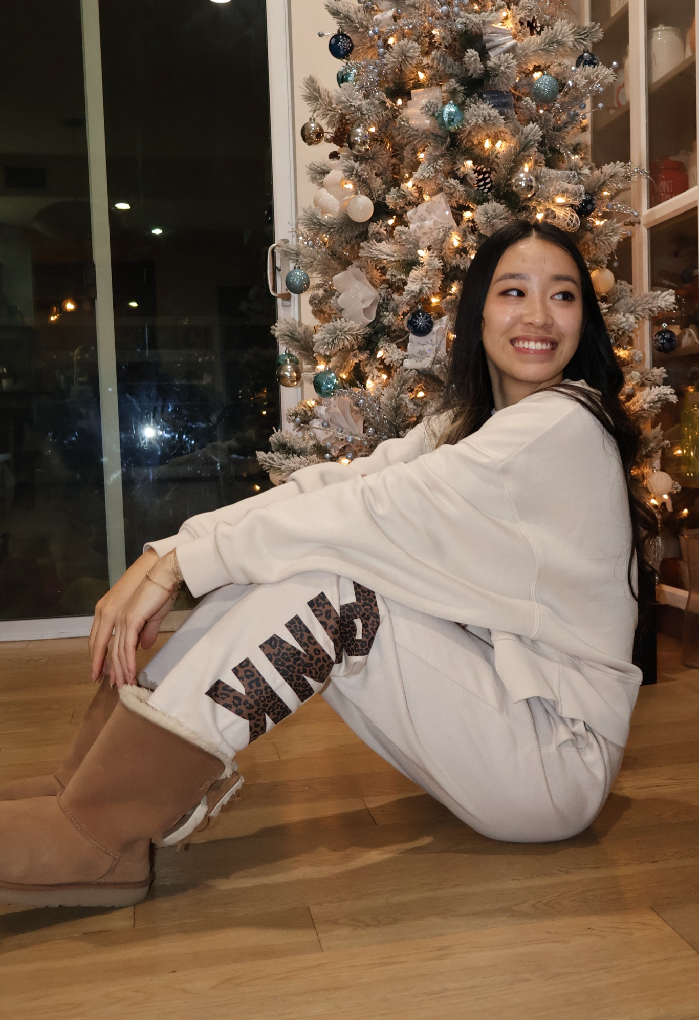 Cozy Comfort: Winter blues got you down? Add inviting items like chunky knit throws, plush blankets, and scented candles to your home.
