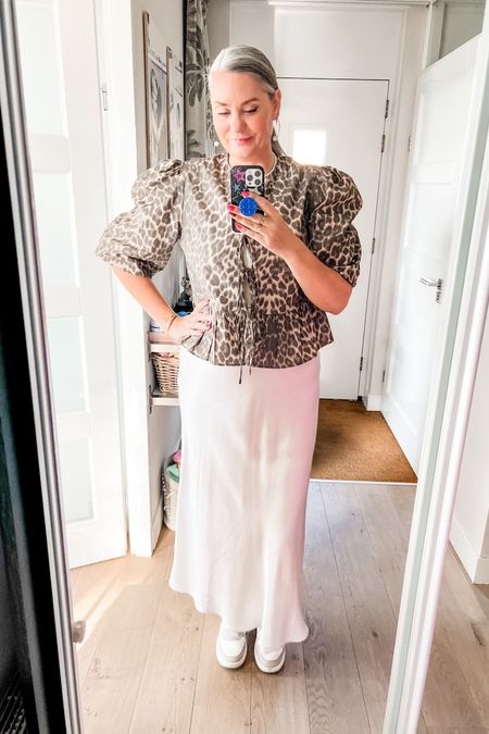 Ootd - Wednesday. The first ‘summer’ day of the year! Wearing a beige satin midi skirt (Norah) paired with the very trendy leopard blouse with puff sleeves and Fila sneakers. 



#LTKstyletip #LTKworkwear #LTKeurope