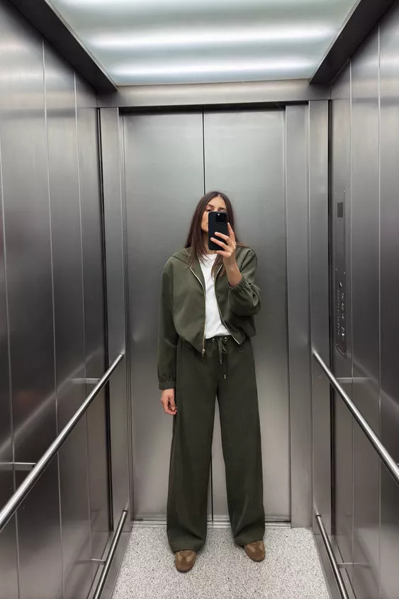 Hooded bomber jacket with long sleeves and elasticated cuffs. Featuring front welt pockets, linin... | Zara UK