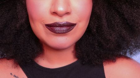 Batom marrom escuro Sephora Collection + iluminador Fenty Beauty sem fundo de cor, com partículas de brilho sofisticado 

#LTKbrasil #LTKSeasonal #LTKbeauty