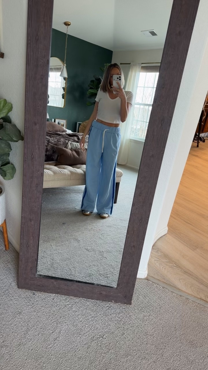 Cozy track pants. Run true to size. Size small here but could do XS for more fitted! 

#LTKootd