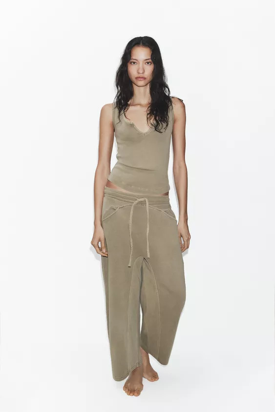 Washed effect cotton blend top. Round neckline with opening detail and sleeveless design. | Zara US