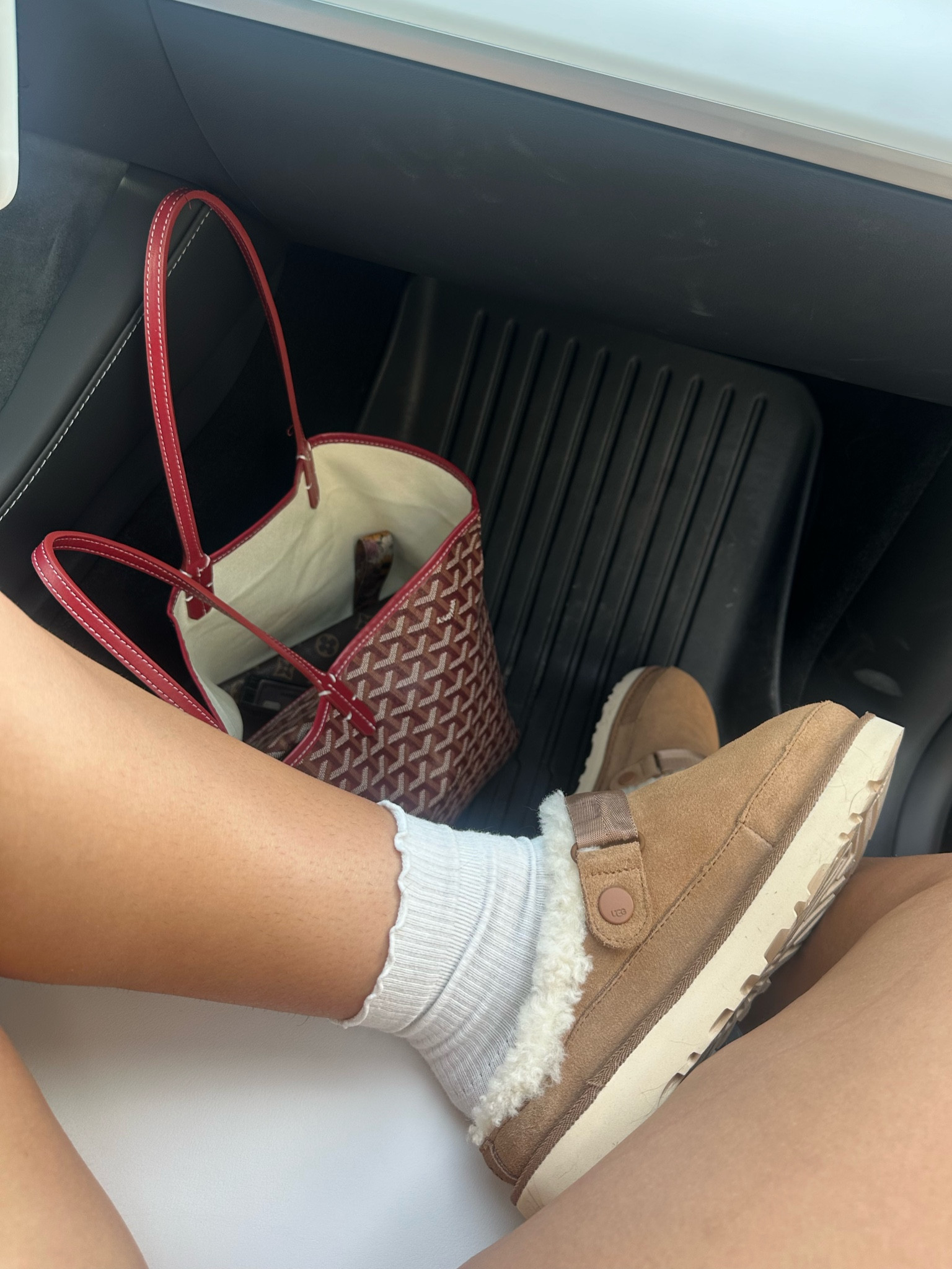 Comfy vibes 🙂‍↔️

#ootd #cozyoutfit 

#LTKStyleTip #LTKShoeCrush #LTKSeasonal