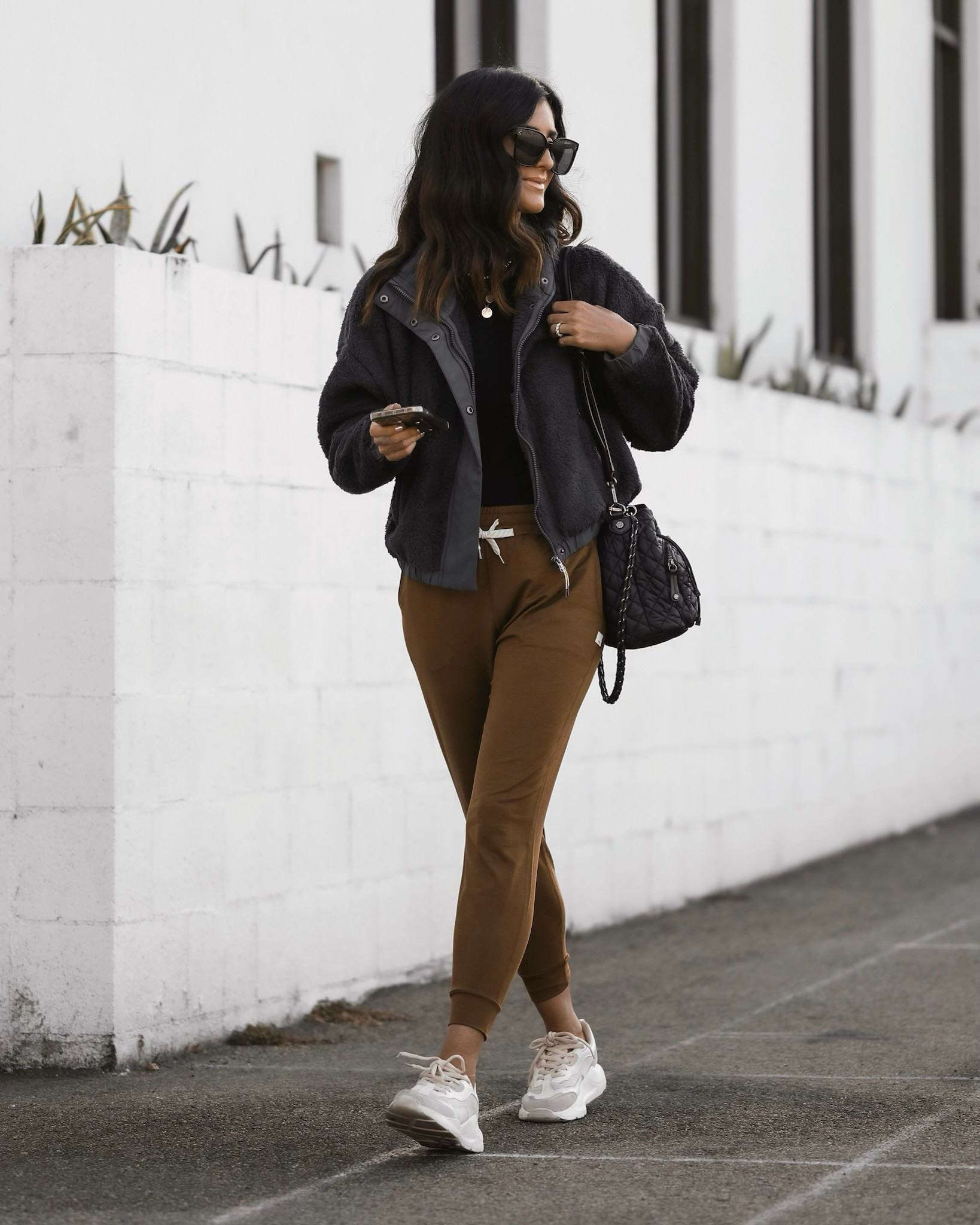 I’m just shy of 5’7 wearing the size XS joggers and S Sherpa jacket, athleisure style, vuori, StylinByAylin 