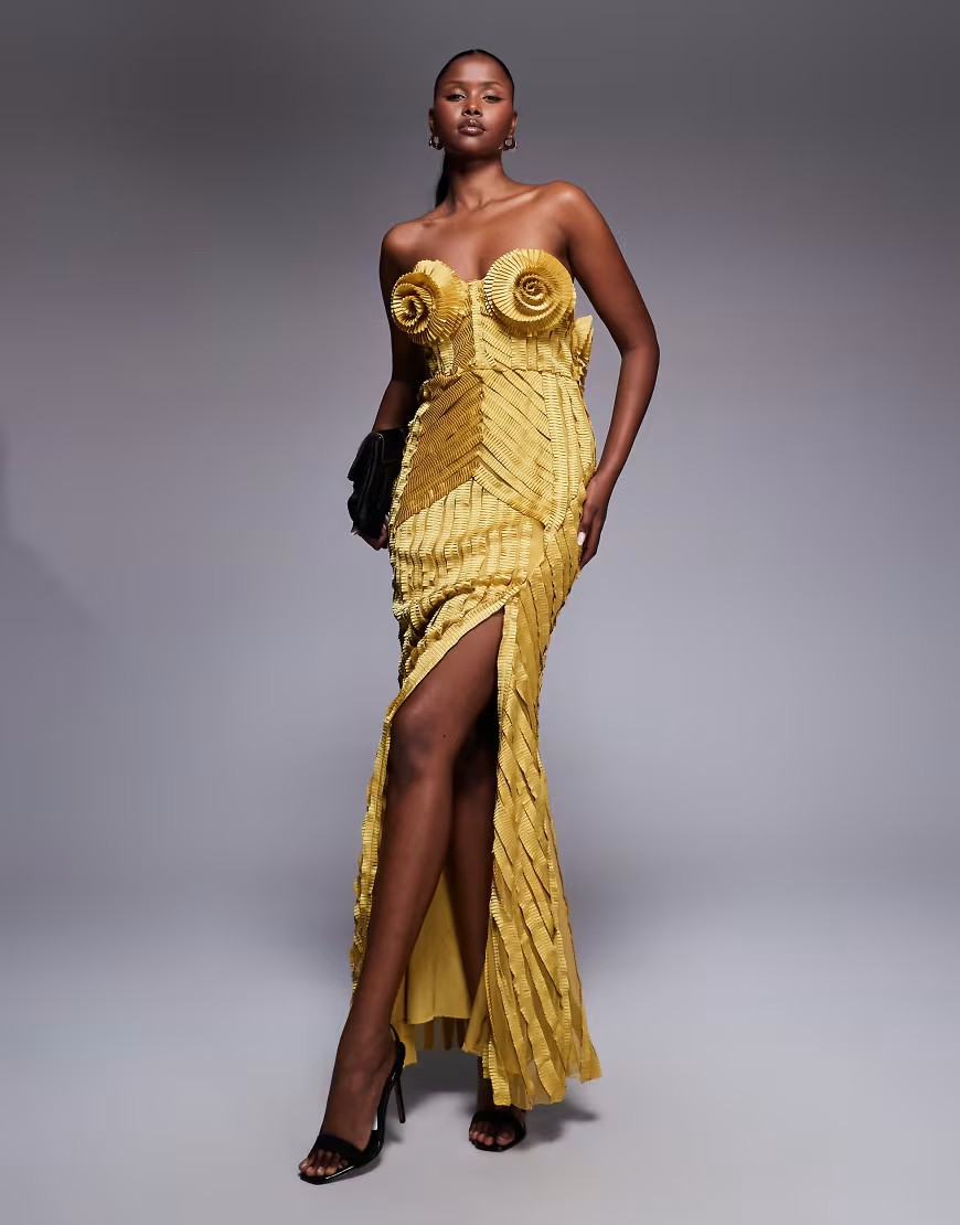 ASOS LUXE – Goldfarbenes Maxikleid mit ausgeprägter Plissierung und geformten Cups im Corsagenstil | ASOS (Global)