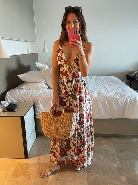 Love this Abercrombie dress! This pattern is from last year but the cut is available in lots of new ones and solid colors. Wearing a size small. Straw bag is an Amazon find! 