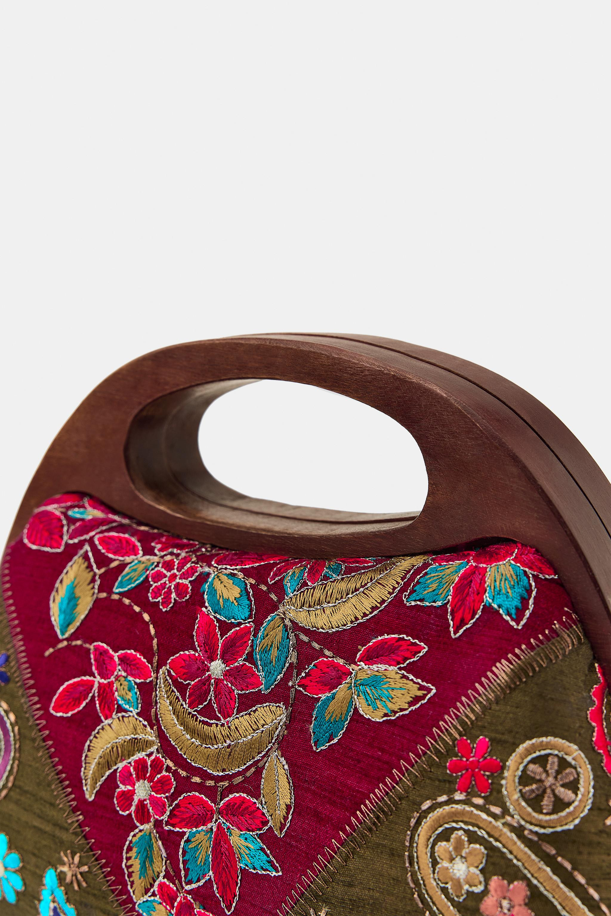 Box-shaped bag. Features floral embroidery and contrasting metallic thread detailing. Lined inter... | Zara US