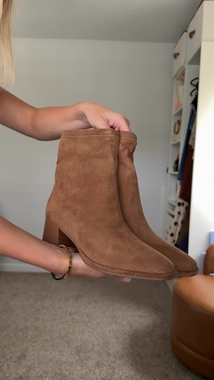 It’s almost suede season, and I am ready with my @modatopeshoes booties! So comfy and versatile. 

Linked them on my Amazon storefront!