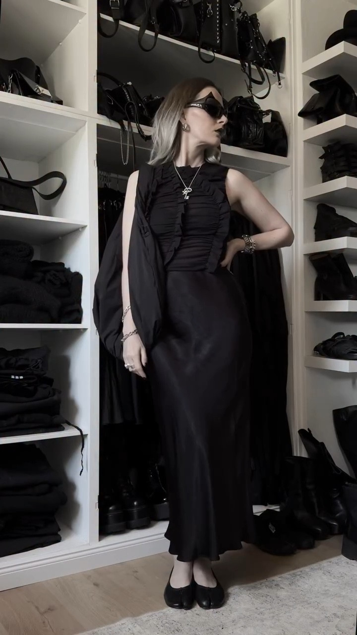 Some recent looks 🦇 which is your favorite?

#outfitideas #outfitinspiration #darkstyle #bandshirt #margiela #isseymiyake #nikerift #balenciaga #vintagefashion