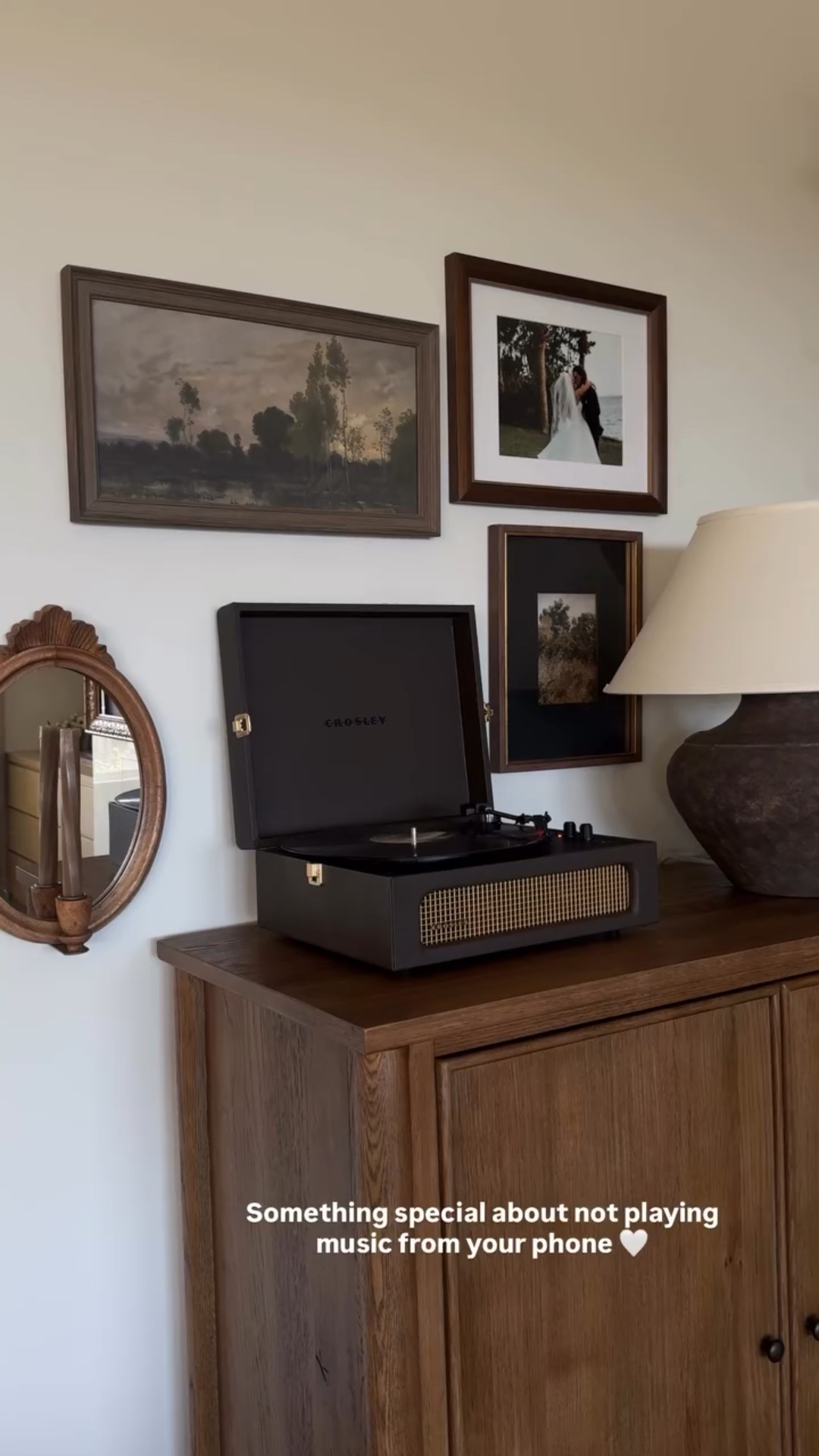 Our record player and some living room decor🤎🏠